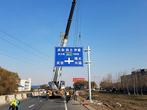 齐齐哈尔齐齐哈尔道路护栏网网片该如何进行正确的选购呢？